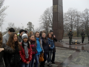 Участь учнів старших класів у мітингу до дня визволення України